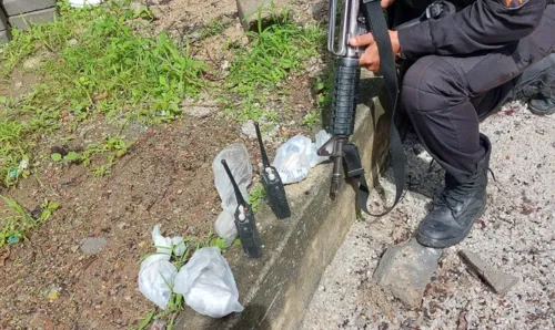 150 pinos de cocaína e 48 tabletes de maconha foram apreendidos