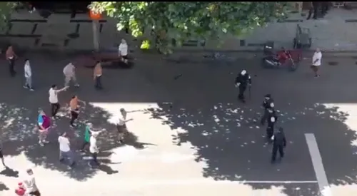 Momento em que a Polícia separa torcedores