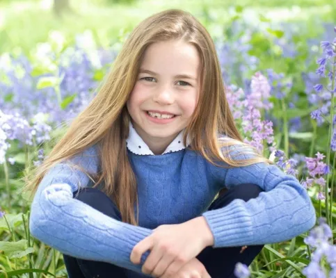 Durante a solenidade, a princesa Charlotte, bisneta da monarca, usou um broche em homenagem a ela