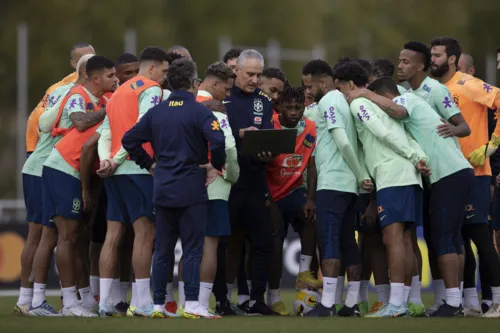 Tite orienta os jogadores no treino da Seleção Brasileira