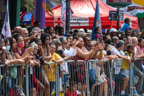 Público acompanhou a cerimônia de perto após dois anos sem o desfile