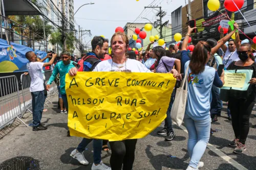 Educadores protestaram ao final da solenidade cívica no munícipio