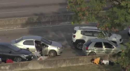 Imagens mostraram motoristas se rastejando no chão da via expressa