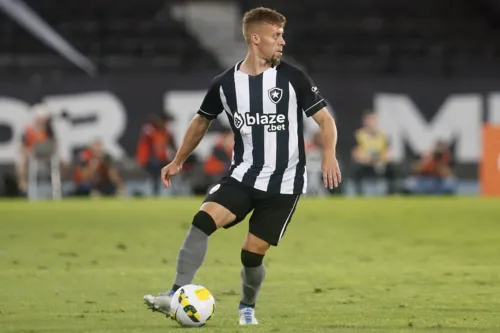 Lucas fernandes atuando na partida entre Botafogo x Coritiba