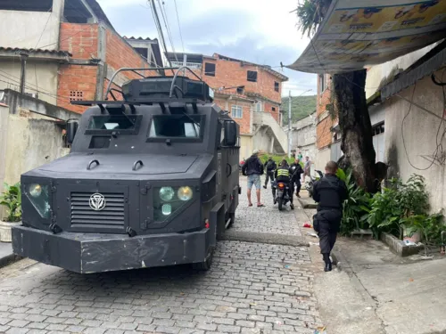 Blindados dão apoio à ação em quatro comunidades da Zona Oeste