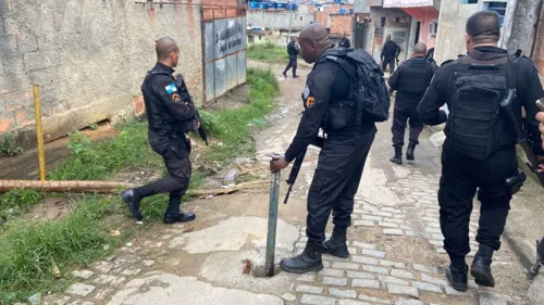 Policiais retiram barricadas de ruas e vielas nas comunidades