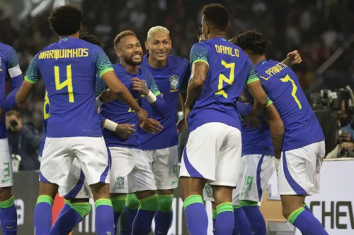 Jogadores do Brasil comemoram gol no amistoso contra a Tunísia