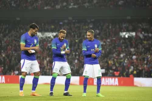 Lucas Paquetá, Neymar e Raphinha dançam juntos para comemorar o gol