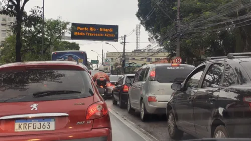 Motoristas que passam pela via precisam de paciência