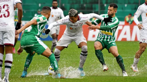 Fluminense sofreu com o campo alagado no confronto do primeiro turno, no Alfredo Jaconi