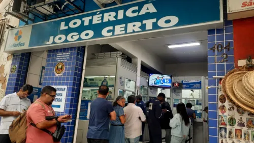 Fila formada na lotérica no Centro de Niterói