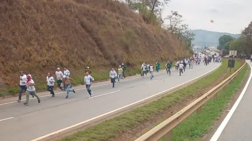 Ao perceber que estavam em menor número, torcedores palmeirenses correram da confusão