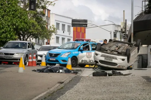 Carro acabou capotando após a colisão