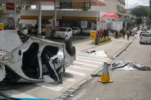 Mulher morre em acidente entre carro e ônibus