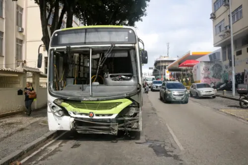 Frente do ônibus ficou destruída após o impacto