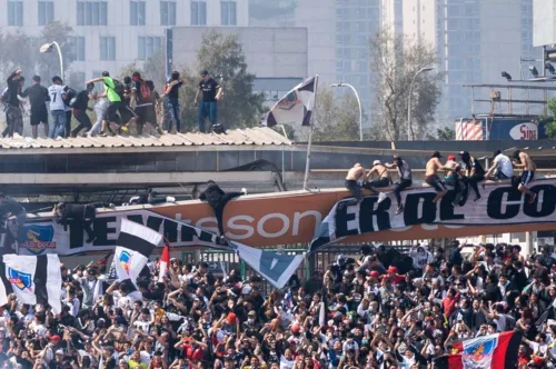 Parte da cobertura e da placa de publicidade do Estádio Monumental do do Chile desaba com torcedores