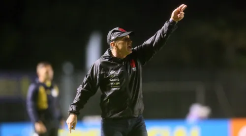 Técnico Jorginho à beira do campo