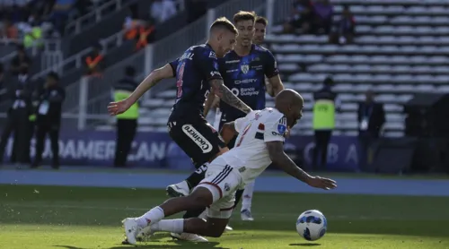 Patrick em disputa de bola com um jogador do Independiente del Valle