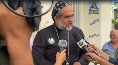 Padre Kelmon na porta de colégio em Salvador