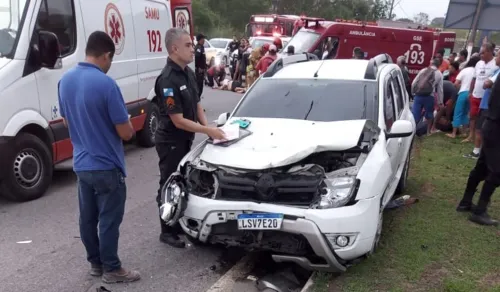 Carro ficou destruído