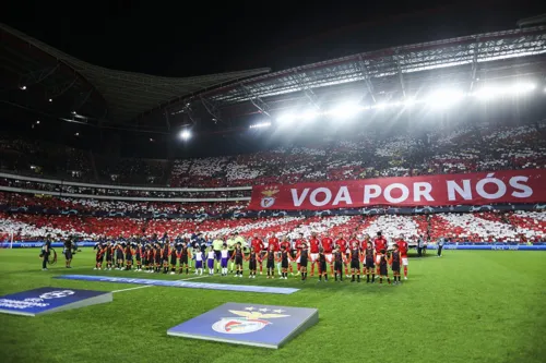 Torcida do Benfica fez linda festa de recepção e apoiou durante todo o jogo