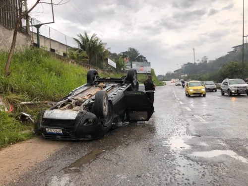 Carro deslizou na pista e acabou capotando