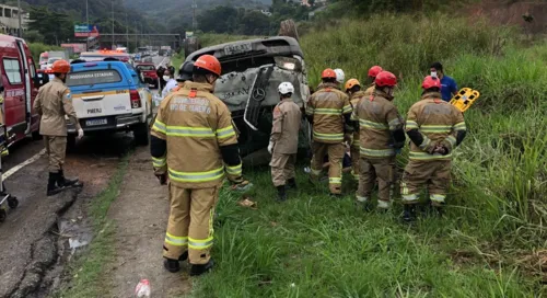 Roda do veículo teria travado, fazendo com o que o caminhão subisse no canteiro e capotasse no canto da pista