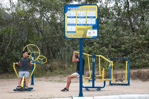 As pessoas podem utilizar equipamentos de ginástica no local