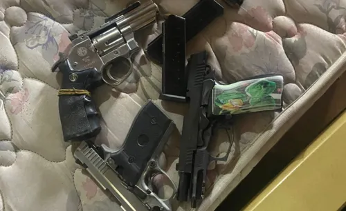 Pistolas e um simulacro de revólver foram apreendidas