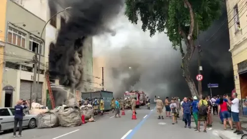 Fogo atinge galpão no Centro