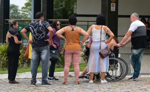 Uma das irmãs precisou ser levada até a capela em uma cadeira de rodas