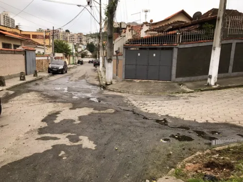 Cachorra foi deixada dentro da mala fechada e tinha a boca amarrada com barbantes na Travessa Dona Júlia, no Fonseca