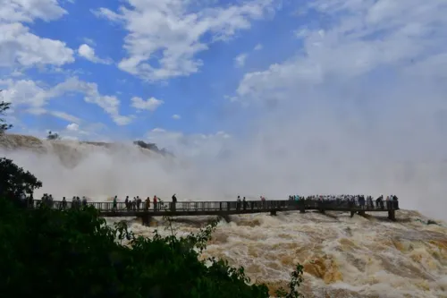 Passarela das Cataratas, que dá acesso ao Mirante da Garganta do Diabo, reaberta