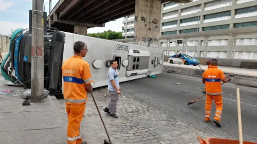 Por conta do tombamento o veículo interditou a pista sentido Centro