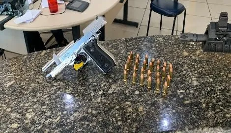 Pistola, carabina e carregadores foram apreendidos