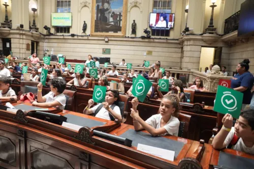 Participantes foram convidados a ocupar as cadeiras dos vereadores, para elaborar projetos de lei, discutir propostas e votá-las, simulando uma sessão legislativa