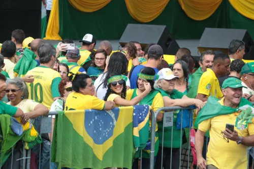 Apoiadores do atual mandatário começam a marcar presença na Av. Jornalista Roberto Marinho, no bairro Alcântara