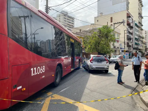 Acidente ocorreu na rua Gavião Peixoto, esquina com Mariz e Barros, pouco depois das 5h desta terça-feira