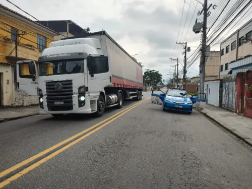 Policiais atiraram em um dos pneus da carreta. O veículo foi interceptado pelos na Rua Clarimundo de Melo, no bairro Encantado, na Zona Norte do Rio