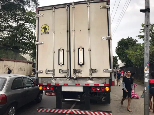 Caminhão foi levado pelos bandidos, junto com as duas vítimas. O veículo, o motorista e o fiscal de rota só foram liberados quando a carga foi toda saqueada pelos bandidos