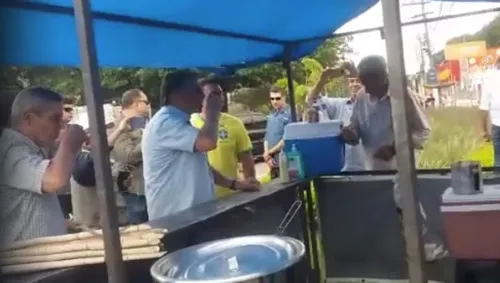 Jair Bolsonaro toma um caldo de cana em Niterói