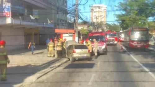 Carro colidiu com poste na Alameda