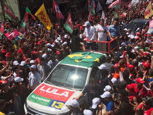 Lula circulou em cima de carro pelas ruas do centro do município