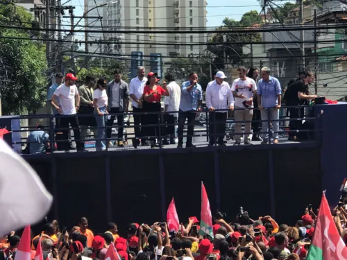 Candidato enfrentou forte calor na cidade para tentar reverter a desvantagem nos números eleitorais