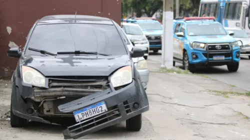 Durante a fuga, os criminosos bateram com o carro em um  canteiro