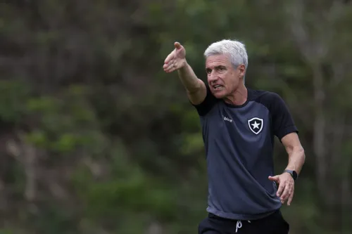 Luís Castro volta a sofrer com desfalques no Botafogo