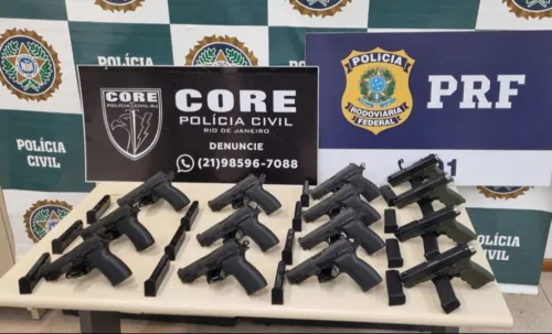 As pistolas, de calibre 9mm, fabricação israelense e argentina, possuíam kit rajada e estavam com a numeração suprimida.