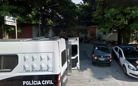 Agentes da Delegacia de Atendimento à Mulher (Deam) de Jacarepaguá efeturam a prisão