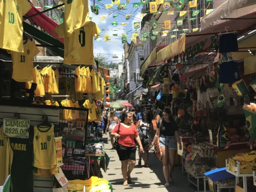 Enfeites do Brasil e para festas de Halloween estão entre os procurados