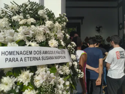 Centenas de pessoas, entre amigos e parentes, prestaram condolências à família de Naspolini